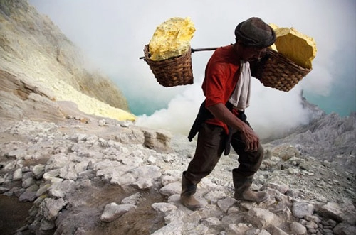 Những đốm lửa xanh kỳ ảo ở indonesia