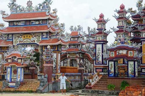 Những ngôi mộ tiền tỷ của người huế