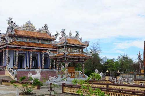 Những ngôi mộ tiền tỷ của người huế
