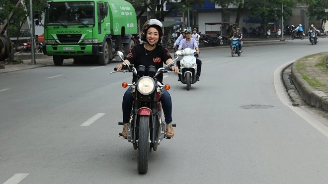 Nữ cán bộ hàng không đam mê xe côn tay