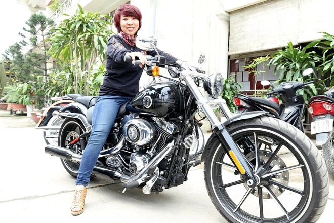 Nữ cán bộ hàng không đam mê xe côn tay