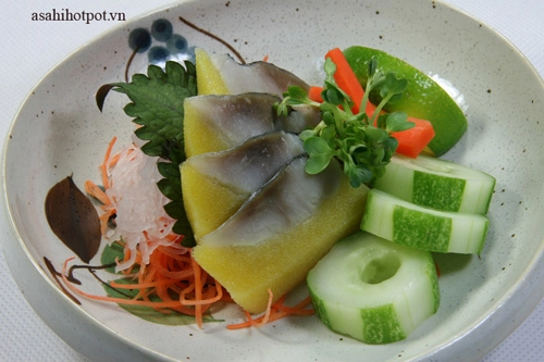 Sashimi cá hồi - hương vị tinh khiết tại asahi hot pot