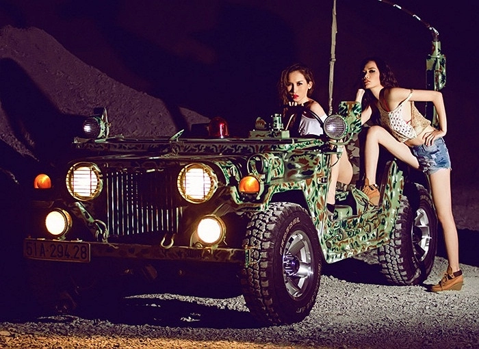 Siêu mẫu việt nóng bỏng bên jeep