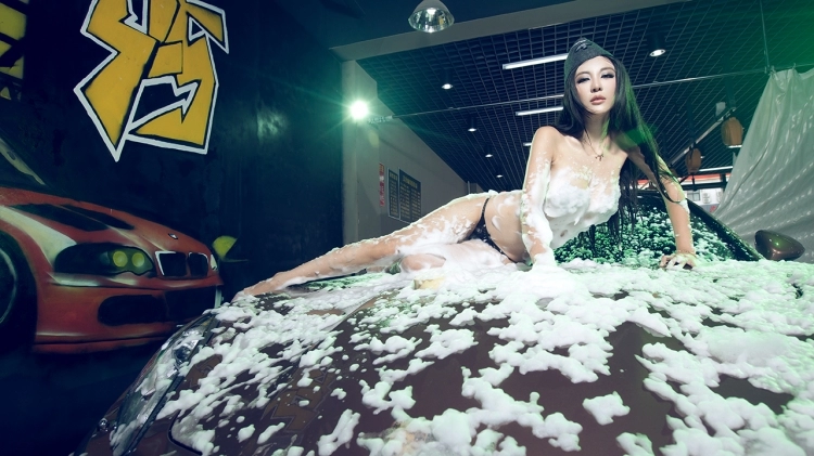 tắm mắt tắm xe cùng chân dài những ngày oi bức