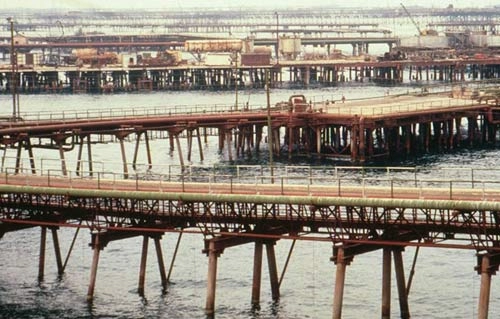 Thị trấn lạ lùng xây trên giàn khoan