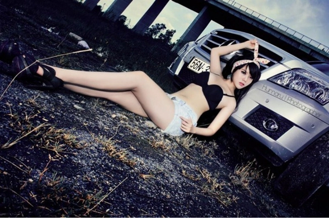 Thỏ ngọc hani diện bikini lả lướt bên xe mercedes