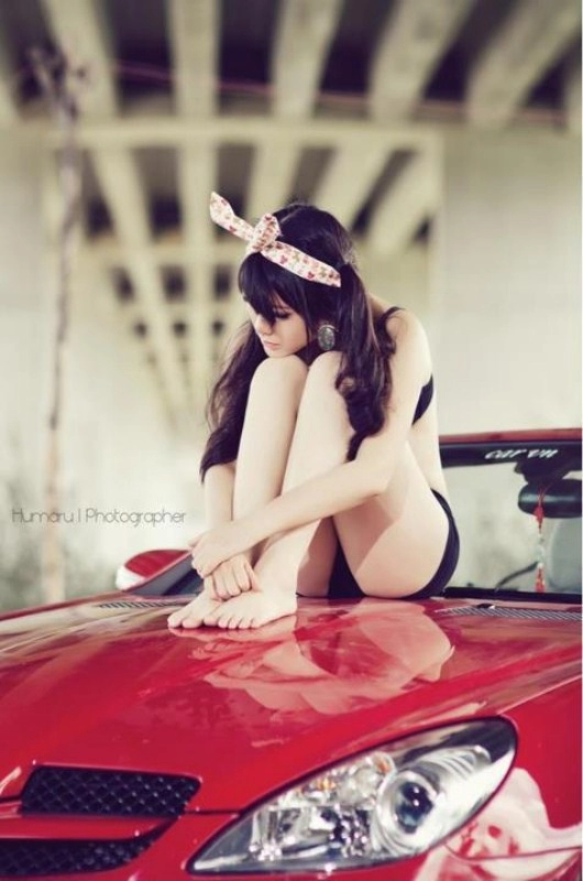 Thỏ ngọc hani diện bikini lả lướt bên xe mercedes