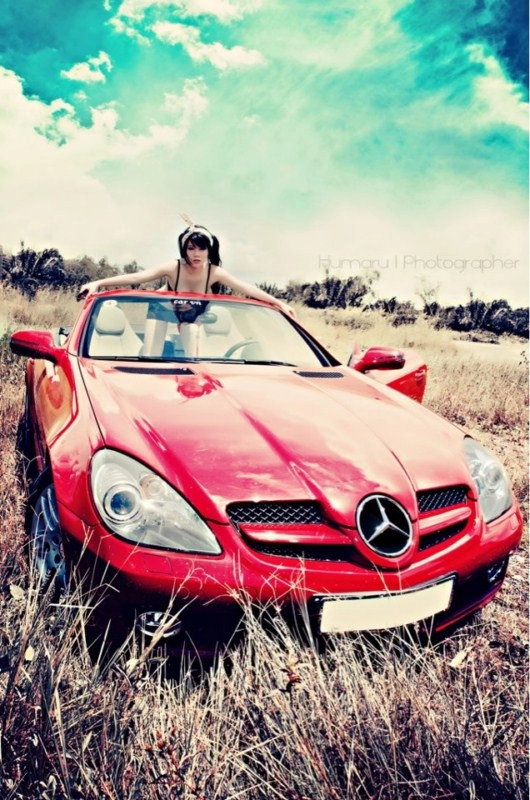 Thỏ ngọc hani diện bikini lả lướt bên xe mercedes