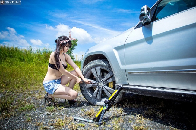 Thỏ ngọc hani diện bikini lả lướt bên xe mercedes