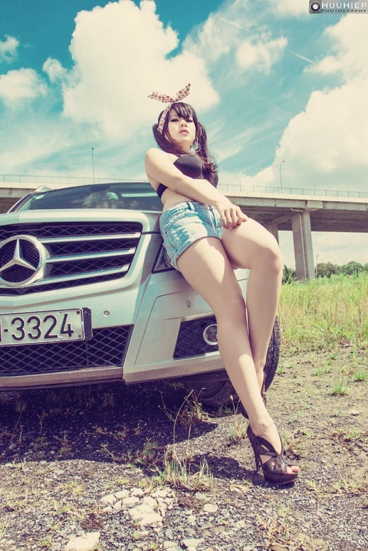 Thỏ ngọc hani diện bikini lả lướt bên xe mercedes