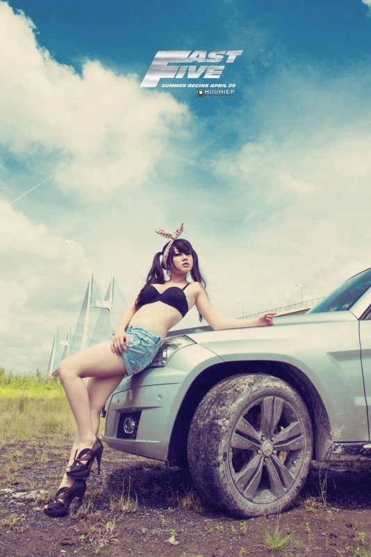 Thỏ ngọc hani diện bikini lả lướt bên xe mercedes