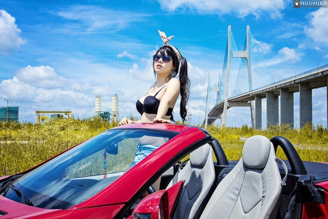 Thỏ ngọc hani diện bikini lả lướt bên xe mercedes