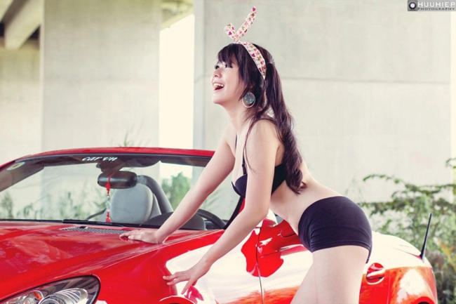 Thỏ ngọc hani diện bikini lả lướt bên xe mercedes