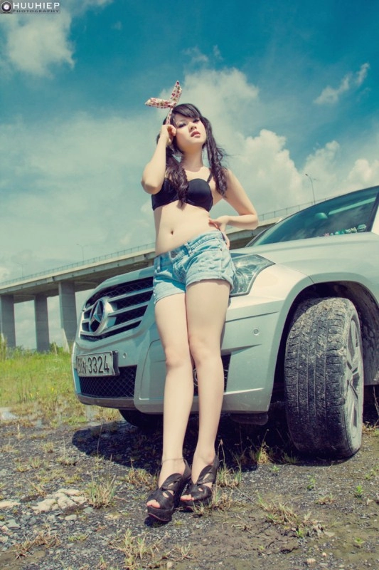 Thỏ ngọc hani diện bikini lả lướt bên xe mercedes