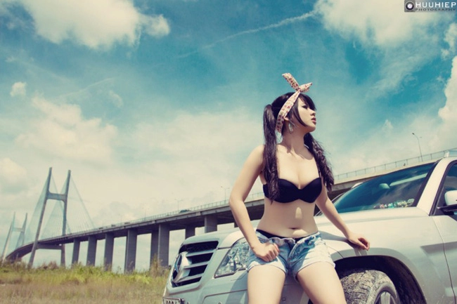 Thỏ ngọc hani diện bikini lả lướt bên xe mercedes