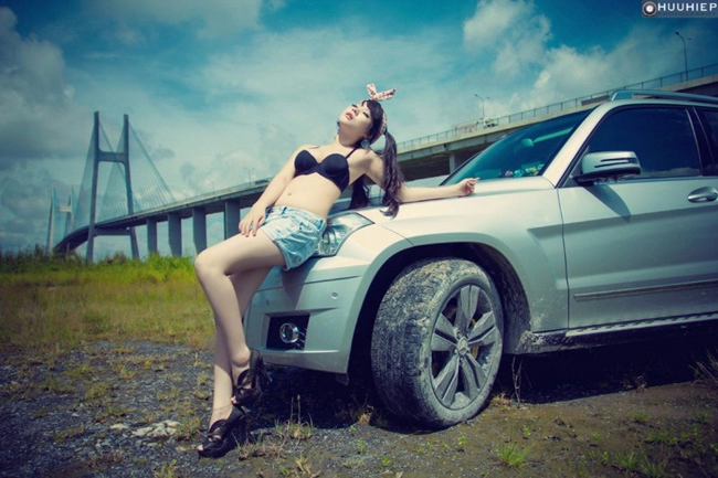 Thỏ ngọc hani diện bikini lả lướt bên xe mercedes