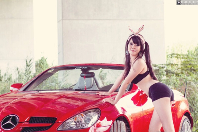 Thỏ ngọc hani diện bikini lả lướt bên xe mercedes