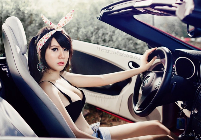 Thỏ ngọc hani diện bikini lả lướt bên xe mercedes