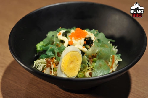 Thưởng thức salad rong biển tại sumobbq