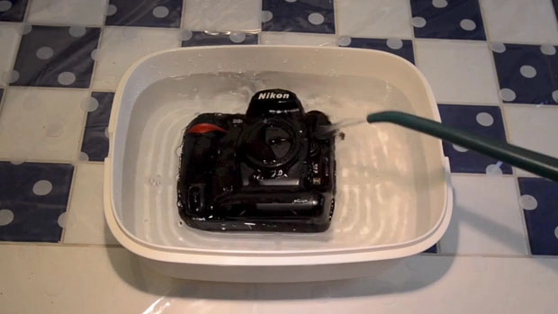 Tra tấn dslr - thế mà các ông cứ sợ máy bị mốc