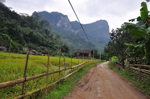 Trong lòng hồ ba bể
