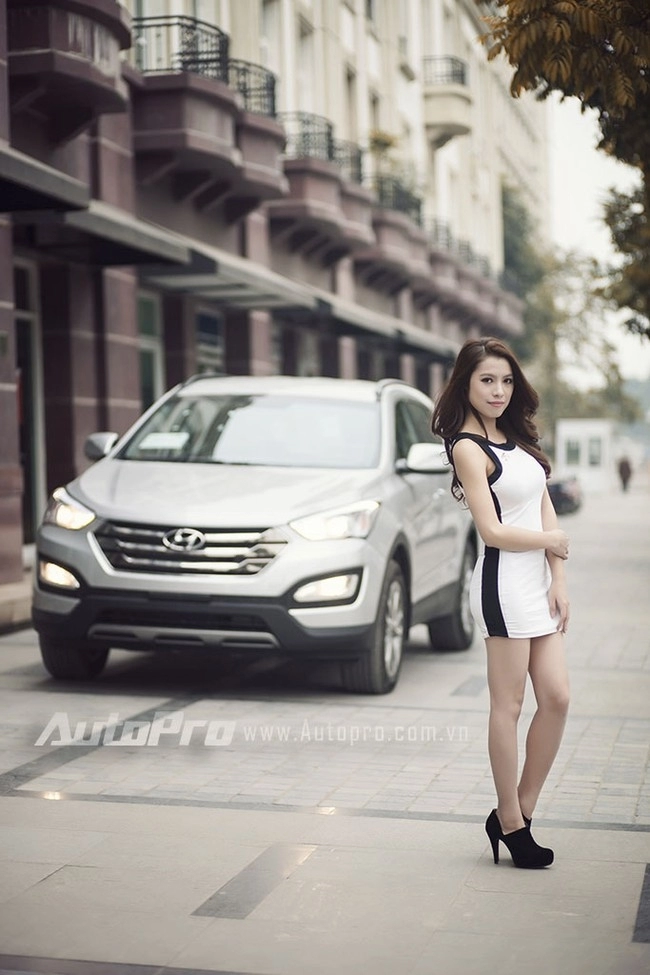 Váy trắng tinh khôi bên santa fe