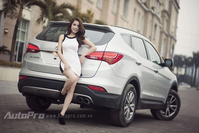 Váy trắng tinh khôi bên santa fe