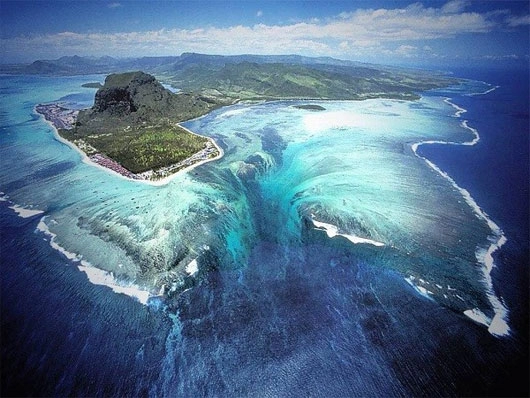 Vẻ đẹp kì diệu thác nước dưới biển tại đảo mauritius