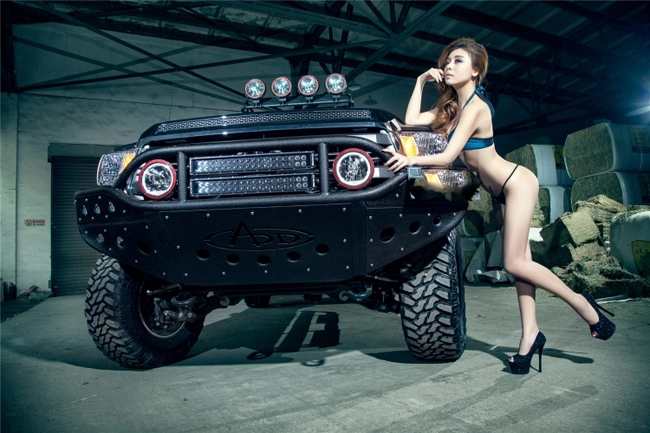 Vòng 1 siêu gợi cảm tấn công toyota in hình rồng