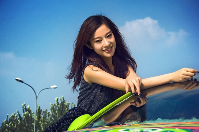 Xế độ xanh lá mạ cùng người đẹp