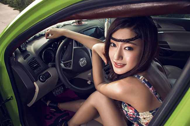 Xế độ xanh lá mạ cùng người đẹp