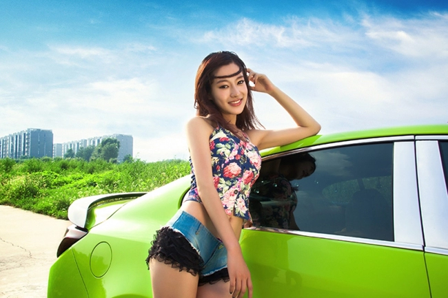 Xế độ xanh lá mạ cùng người đẹp