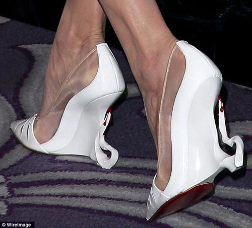 Angelina jolie gây chú ý vì kiểu giày lạ