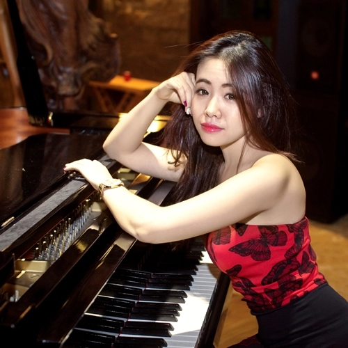 Hot girl khoe dáng kiêu sa bên đàn piano