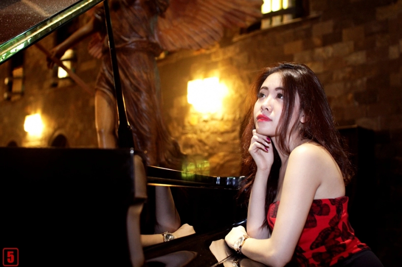 Hot girl khoe dáng kiêu sa bên đàn piano