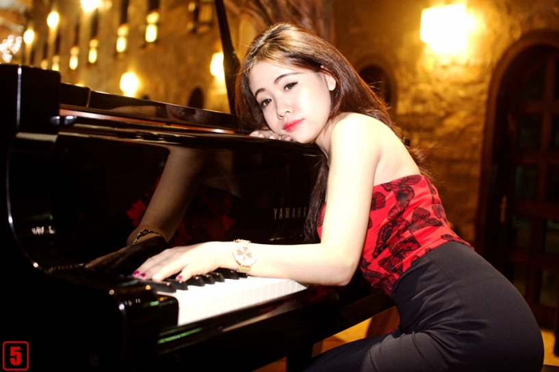 Hot girl khoe dáng kiêu sa bên đàn piano