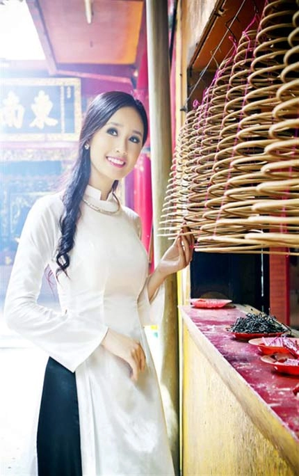 Nhan sắc việt níu kéo thời nữ sinh với áo dài trắng