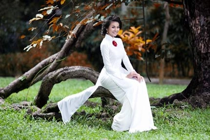 Nhan sắc việt níu kéo thời nữ sinh với áo dài trắng