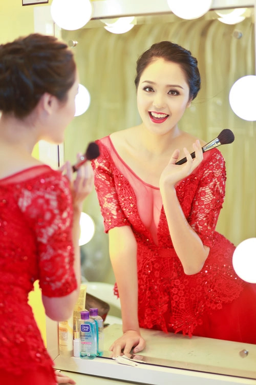 Á hậu hoàng anh sexy cùng son đỏ