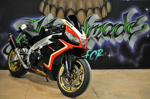 Aprilia rsv4-r mẫu superbike đường đua