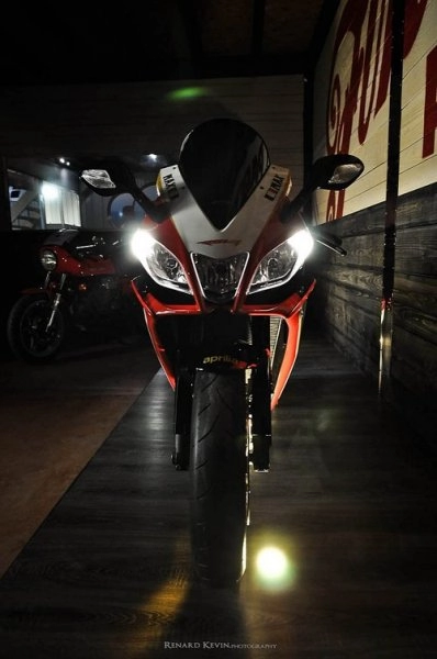 Aprilia rsv4-r mẫu superbike đường đua