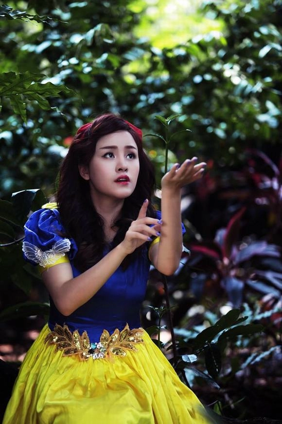 Bà Tưng hóa nàng Bạch Tuyết ngủ trong rừng Bà tưng hóa nàng bạch tuyết ngủ trong rừng