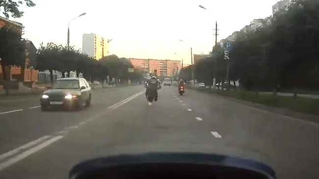 Biker gặp tai nạn vì thích thể hiện