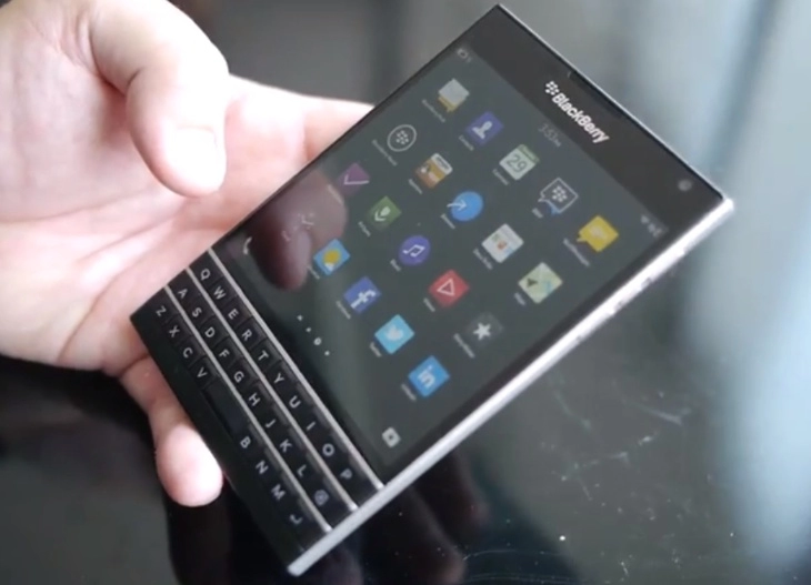 Blackberry passport ở việt nam được kiểm tra chất lượng bằng gạch