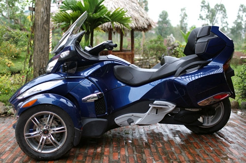 Can-am spyder rt gã khổng lồ trên phố