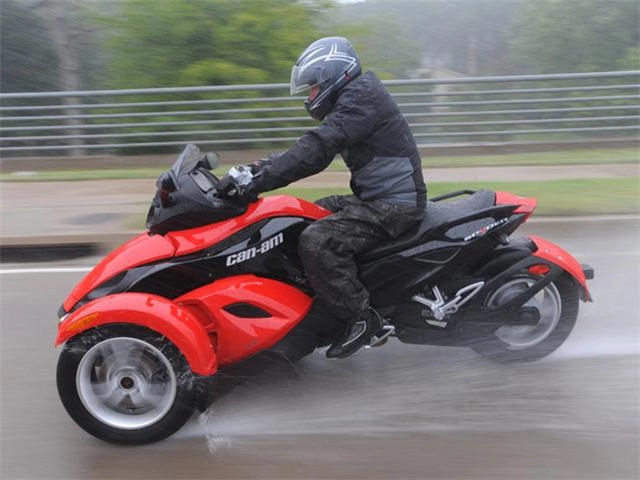 Can-am spyder rt gã khổng lồ trên phố