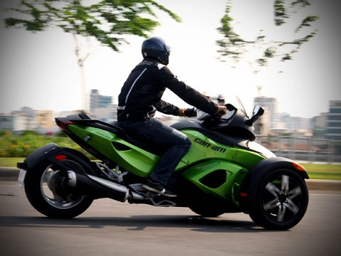 Can-am spyder rt gã khổng lồ trên phố