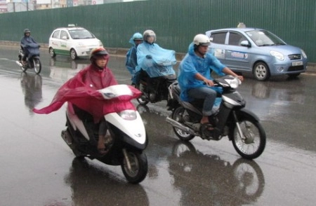 Cảnh giác với sát thủ khi đi xe máy trời mưa