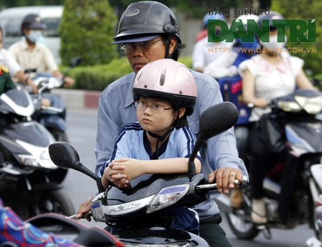 Cha mẹ nên quan tâm đến con cái hơn khi tham gia giao thông