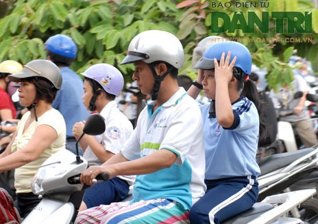 Cha mẹ nên quan tâm đến con cái hơn khi tham gia giao thông